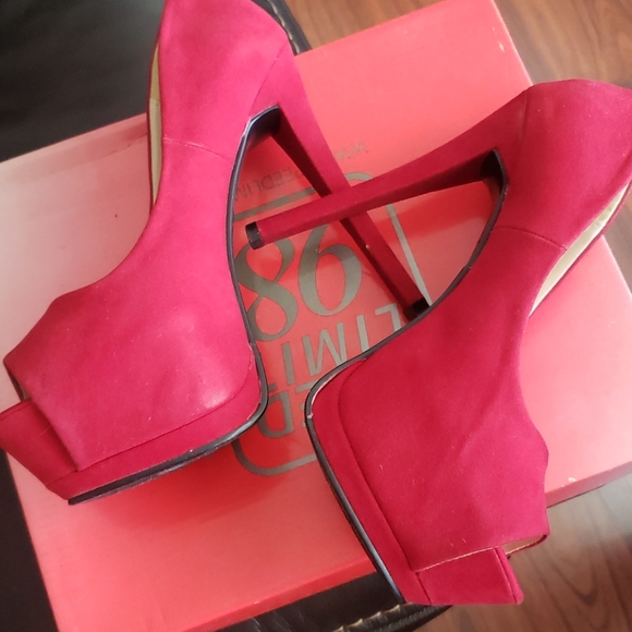 Red high heels - Picture 2 of 6